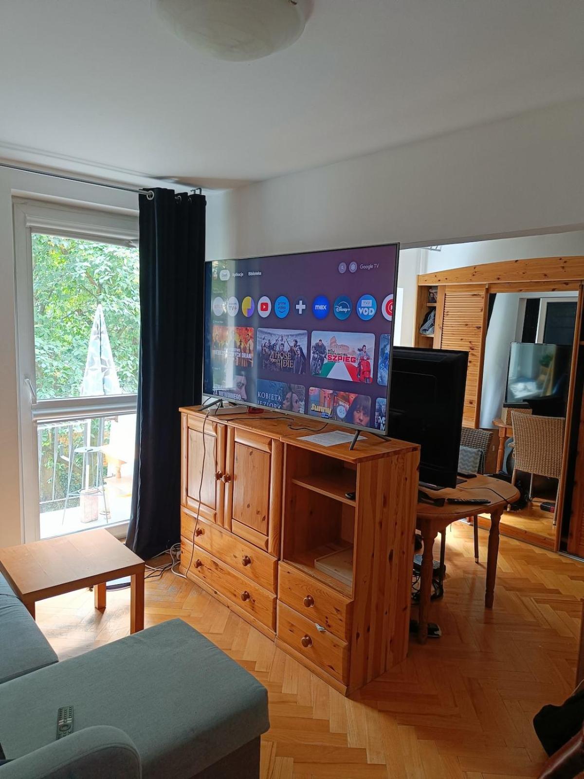 Spacious Near The Center Of 50m2 70' Tv Apartament *